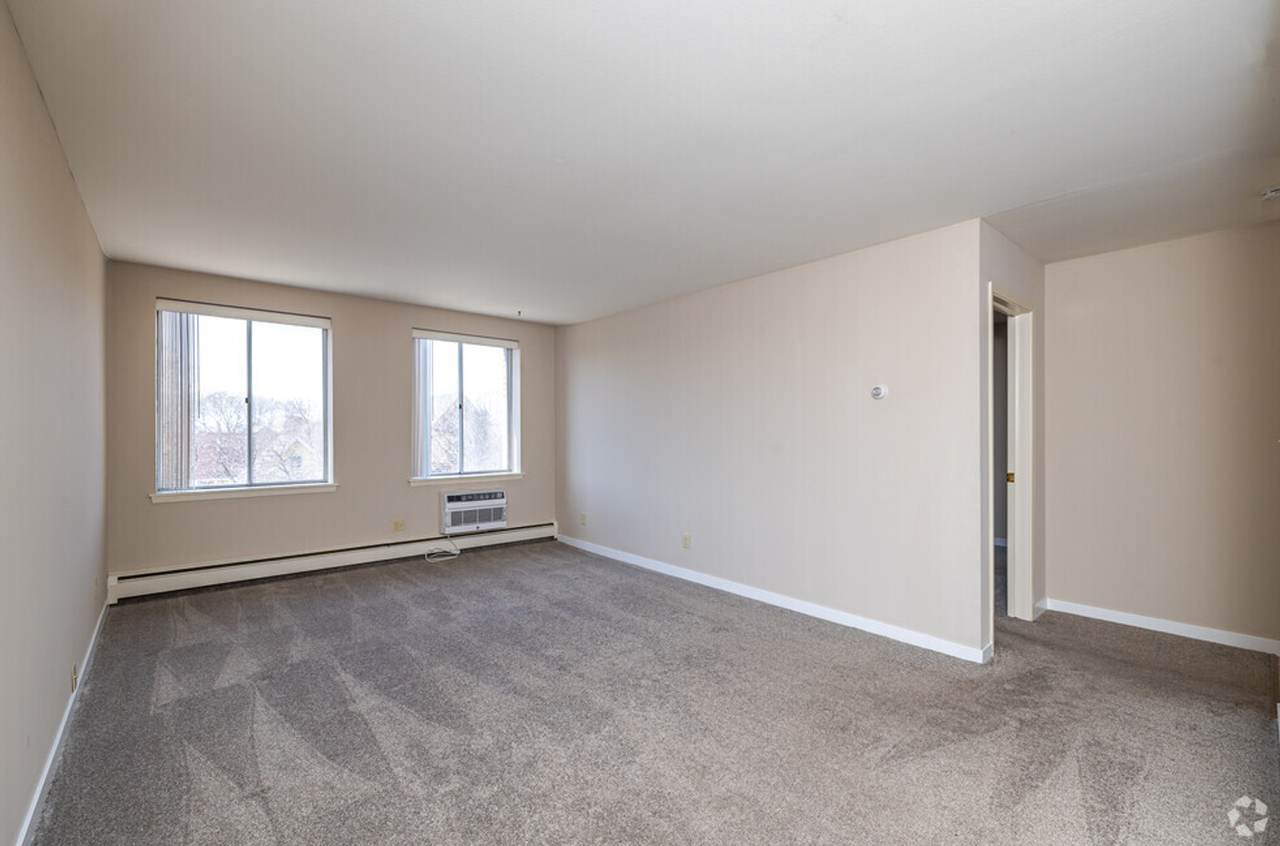 Oakland Manor Apartments - Photo 4 of 18