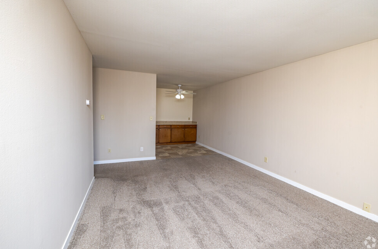 Oakland Manor Apartments - Photo 3 of 18