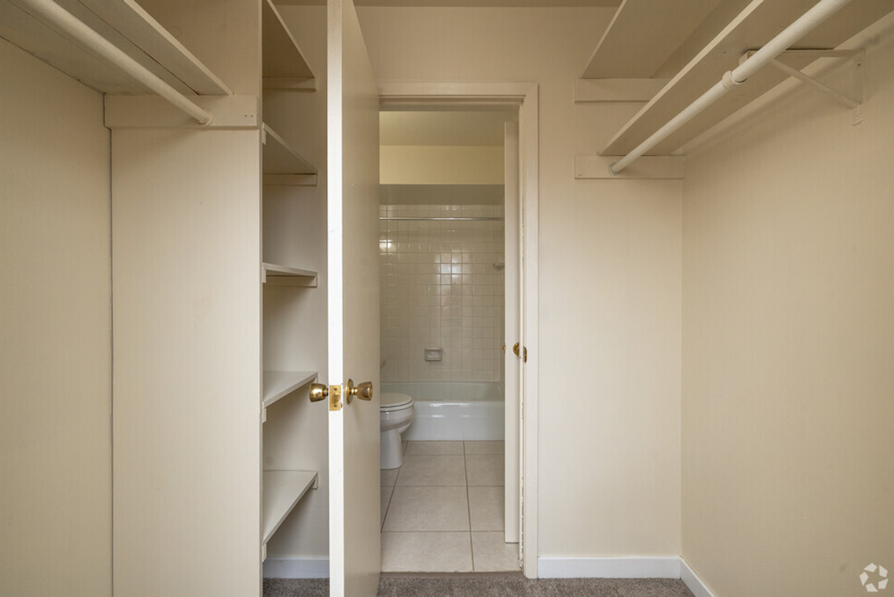 Oakland Manor Apartments - Photo 5 of 18