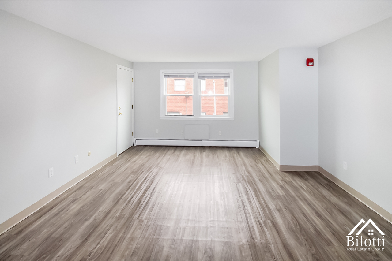 170 Pawtucket Avenue - Photo 2 of 8