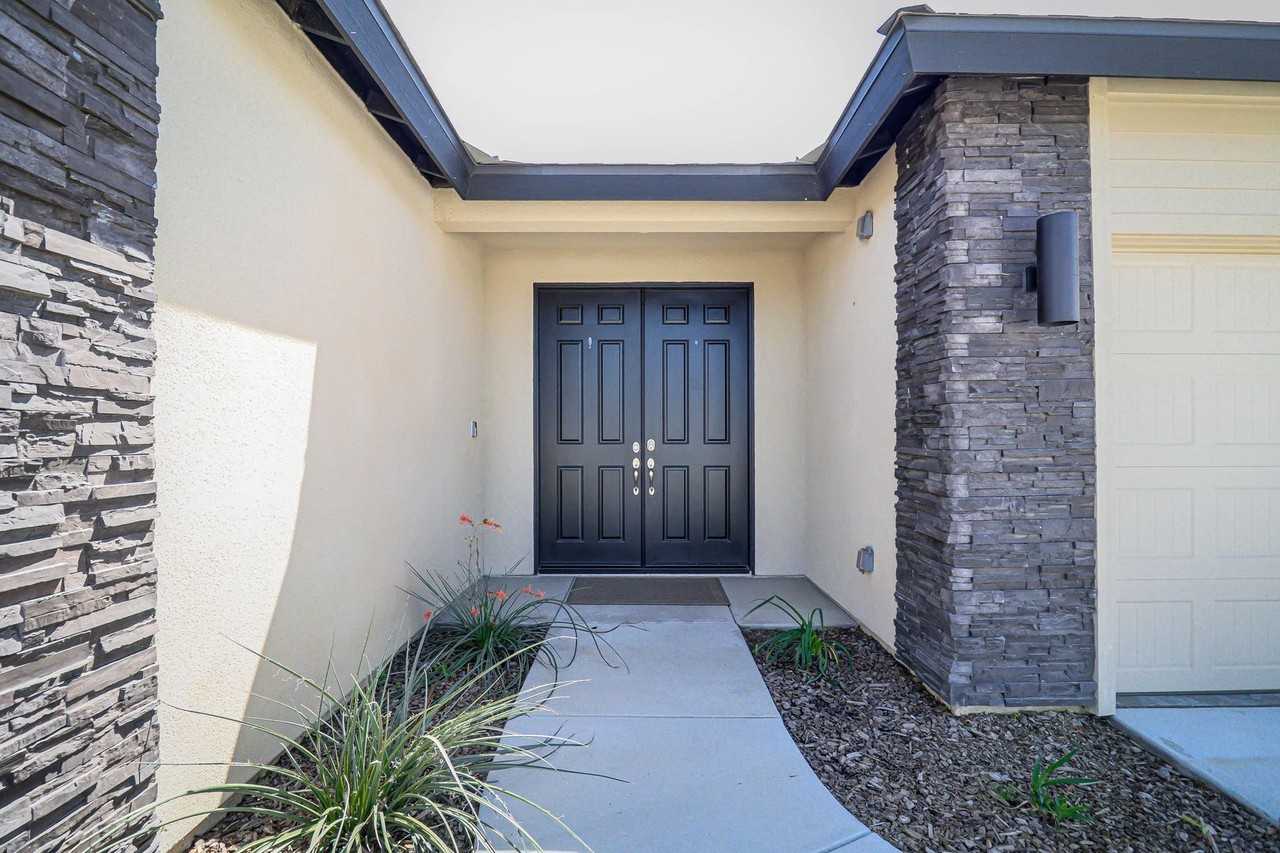 15017 Maryvale Ave - Photo 4 of 30