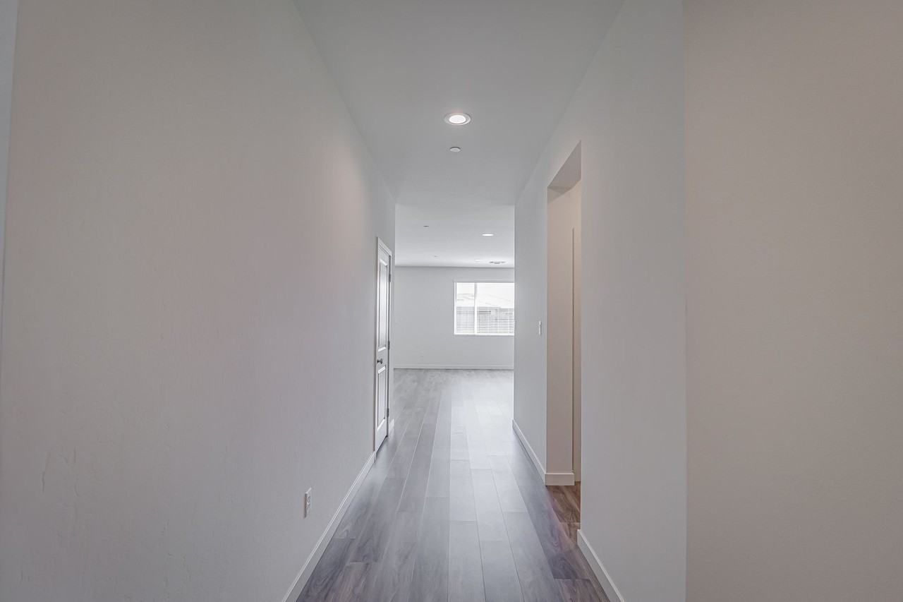 15017 Maryvale Ave - Photo 5 of 30