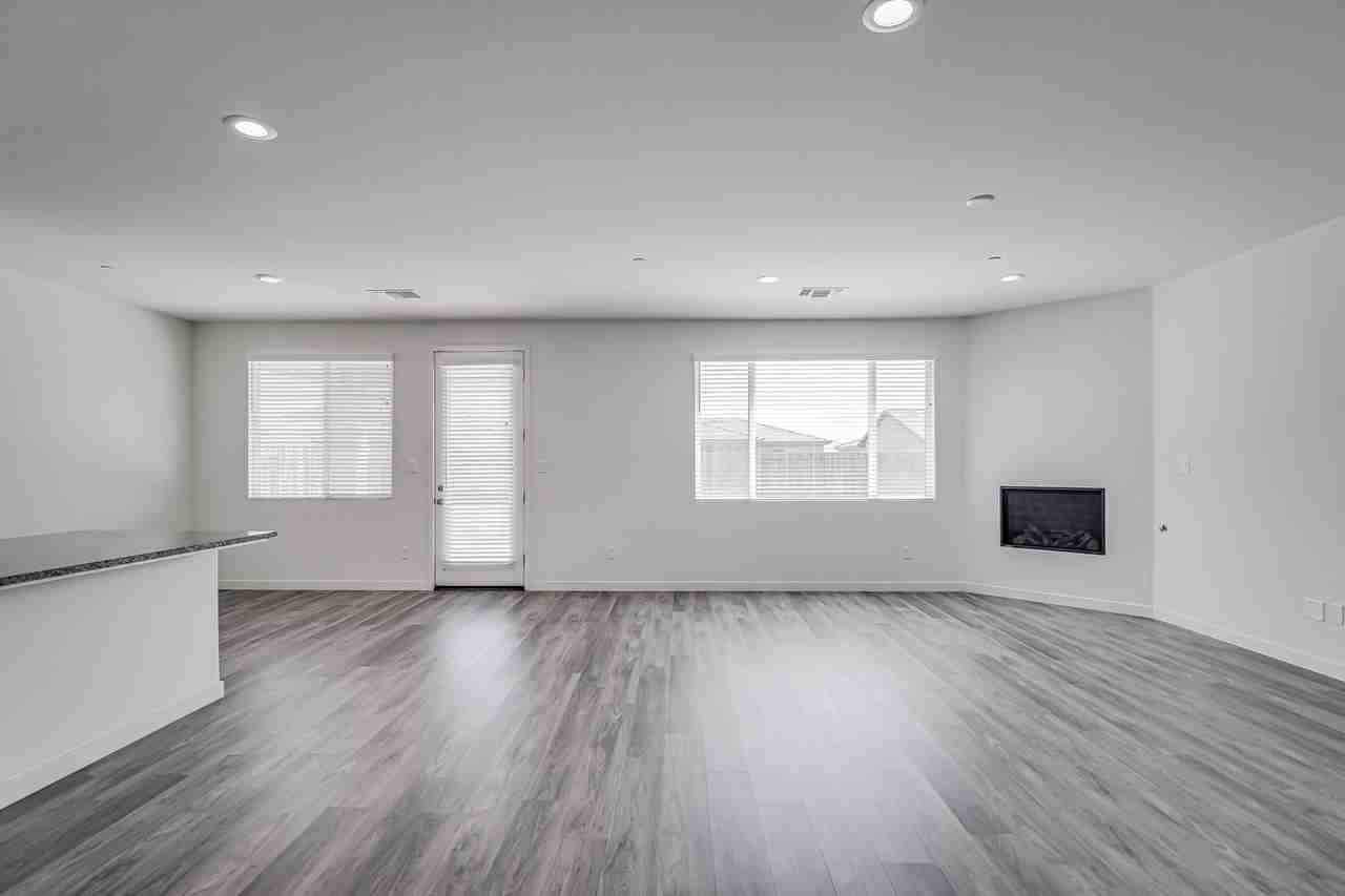 15017 Maryvale Ave - Photo 6 of 30