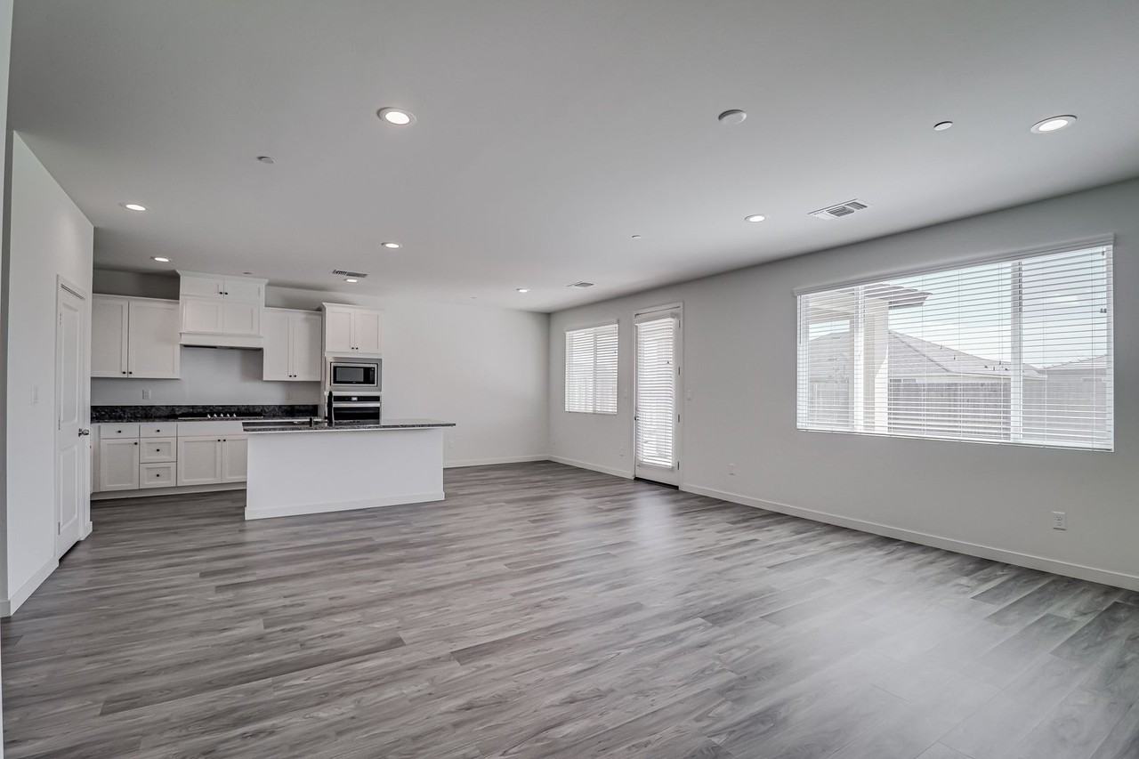 15017 Maryvale Ave - Photo 7 of 30