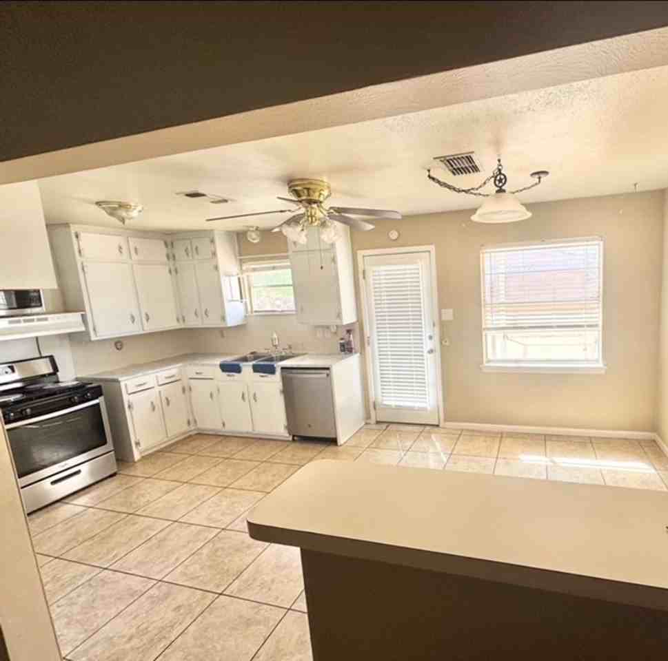 4705 Crockett Avenue - Photo 4 of 12