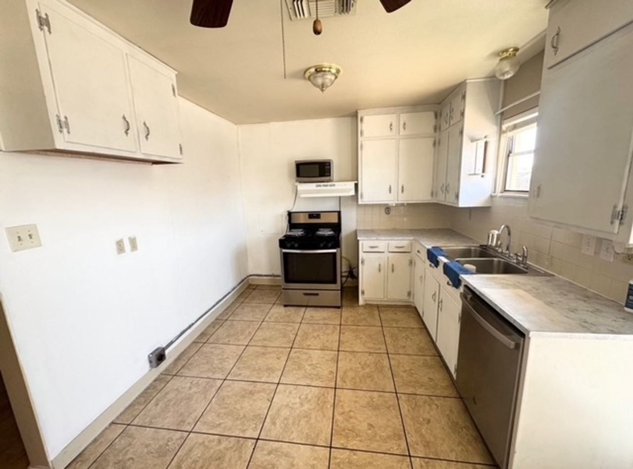 4705 Crockett Avenue - Photo 5 of 12