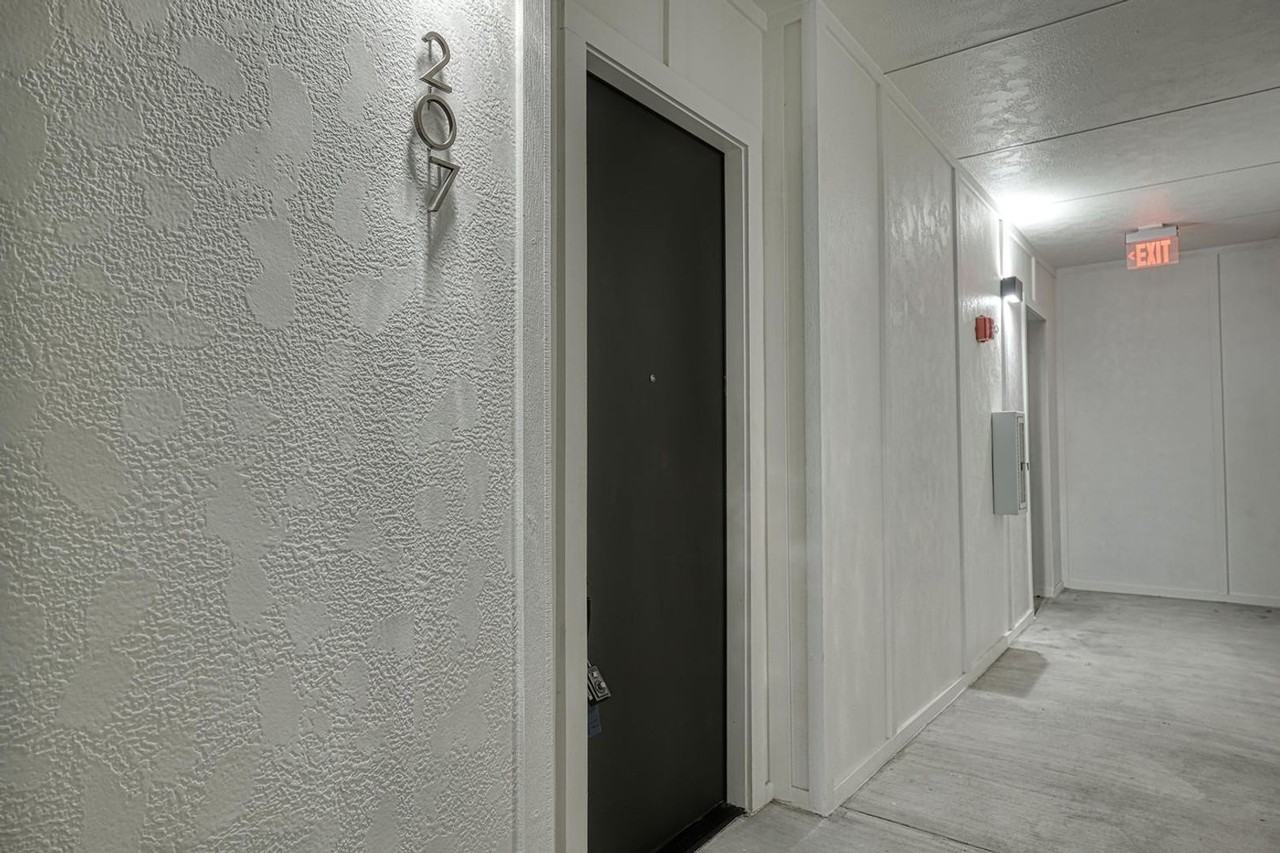 207 W Johanna St - Photo 2 of 19