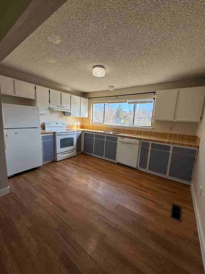 1800 Academy Ave - Photo 4 of 14