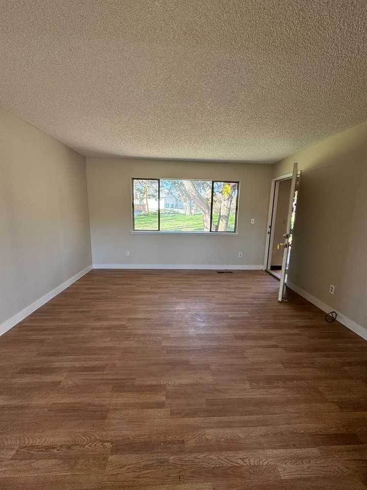 1800 Academy Ave - Photo 5 of 14