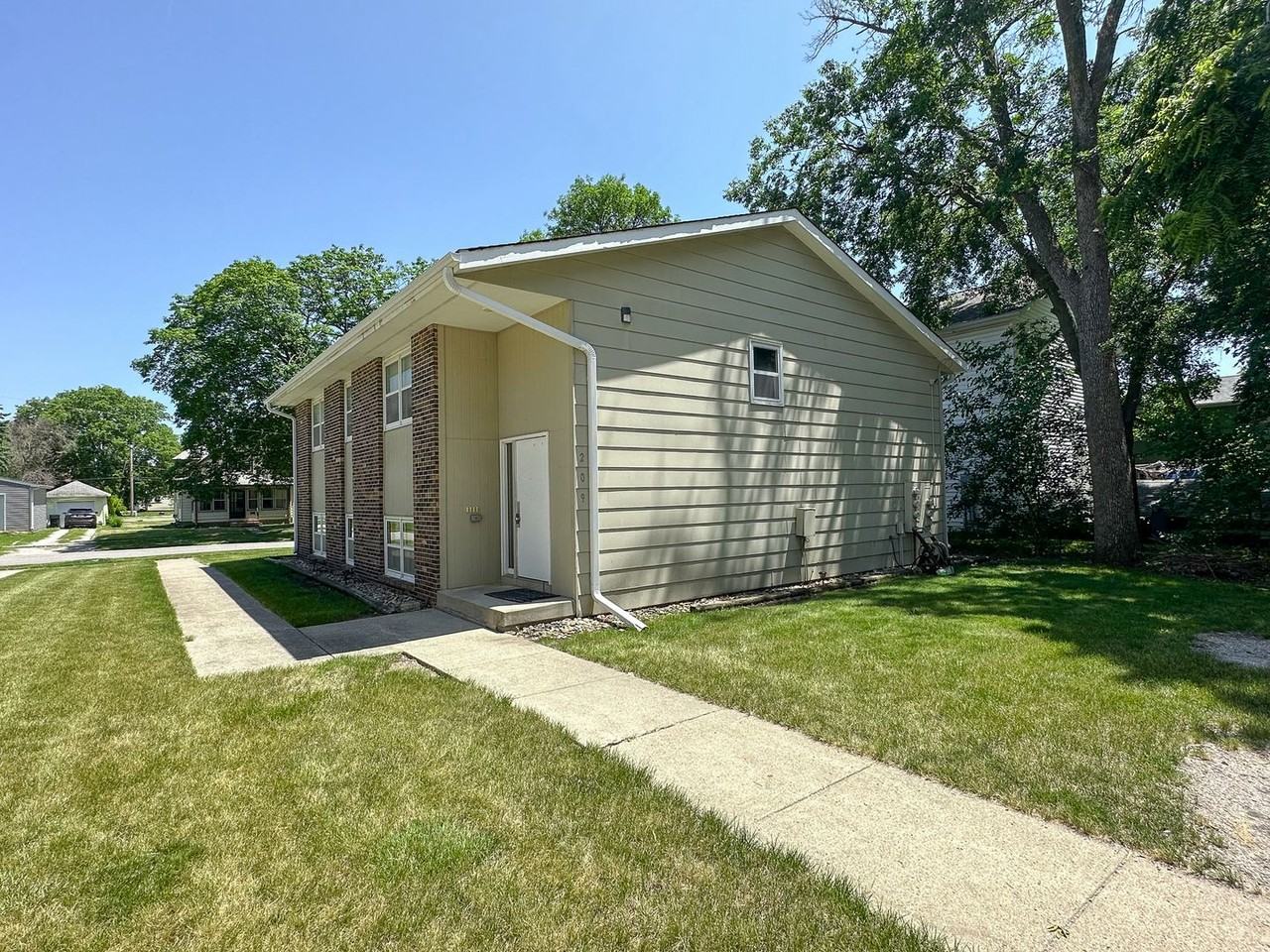 209 Washington - Photo 2 of 5