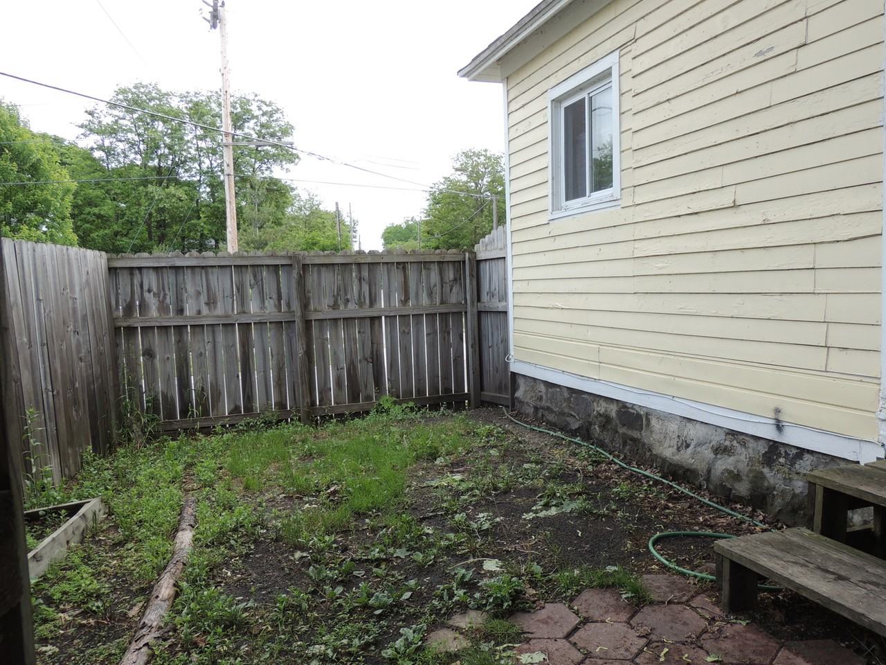 312 Railroad Ave - Photo 2 of 11