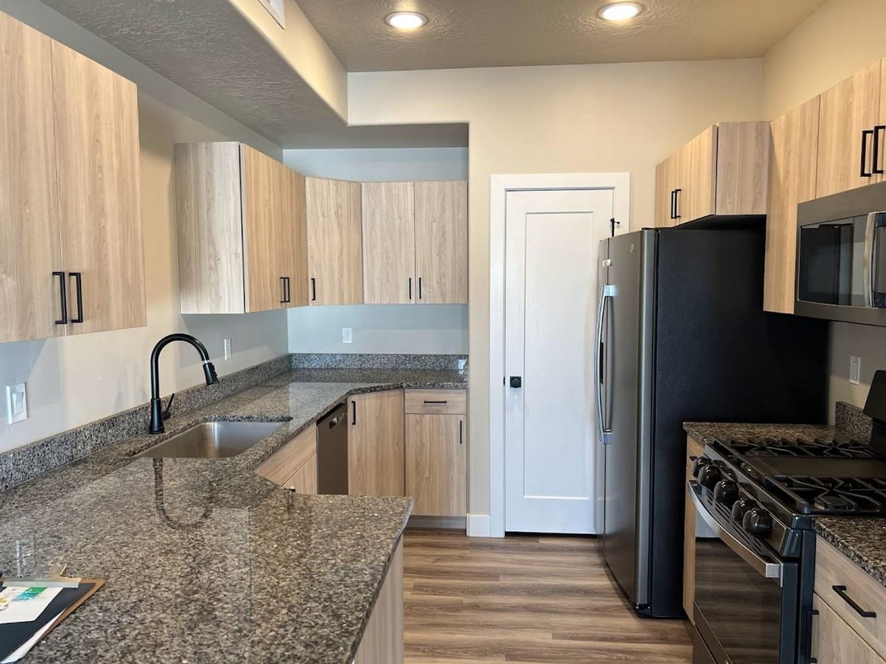 2656 N Clark Pkwy - Photo 2 of 16