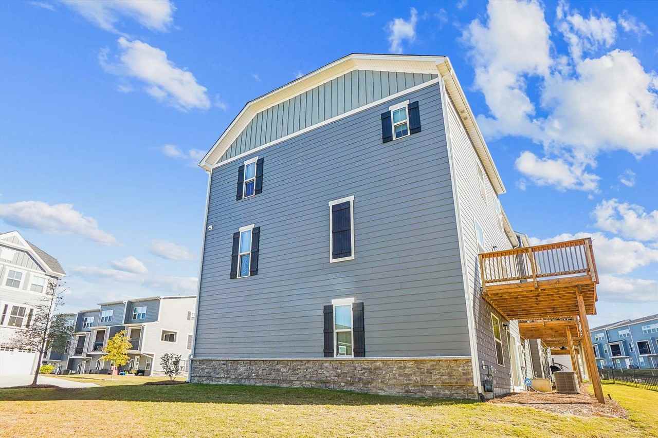 918 Portrush Ln - Photo 3 of 36