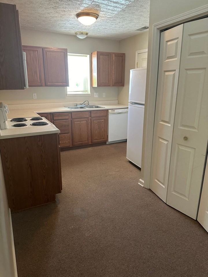 9102 W Jackson St - Photo 6 of 12