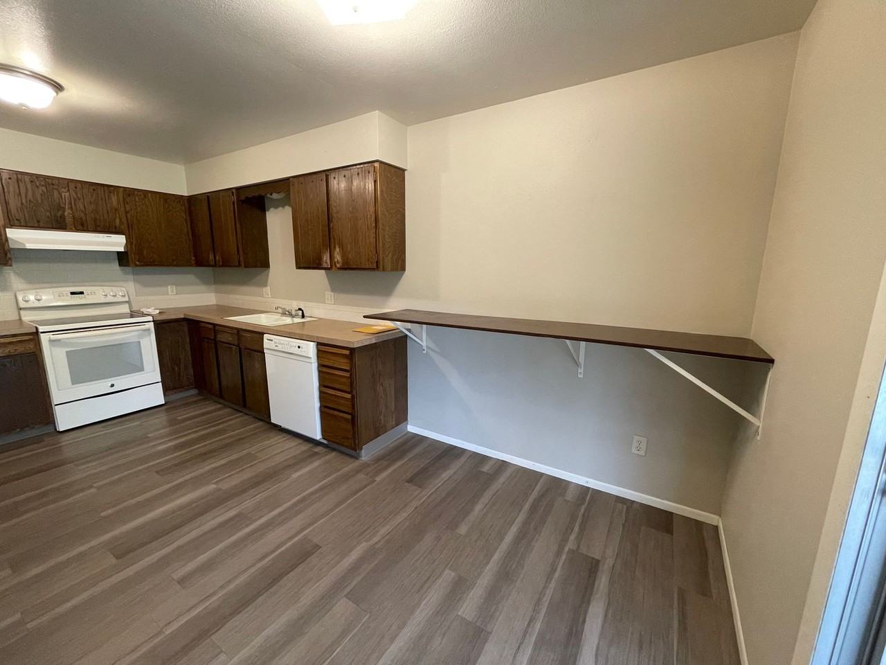 1605 Larch St - Photo 3 of 12