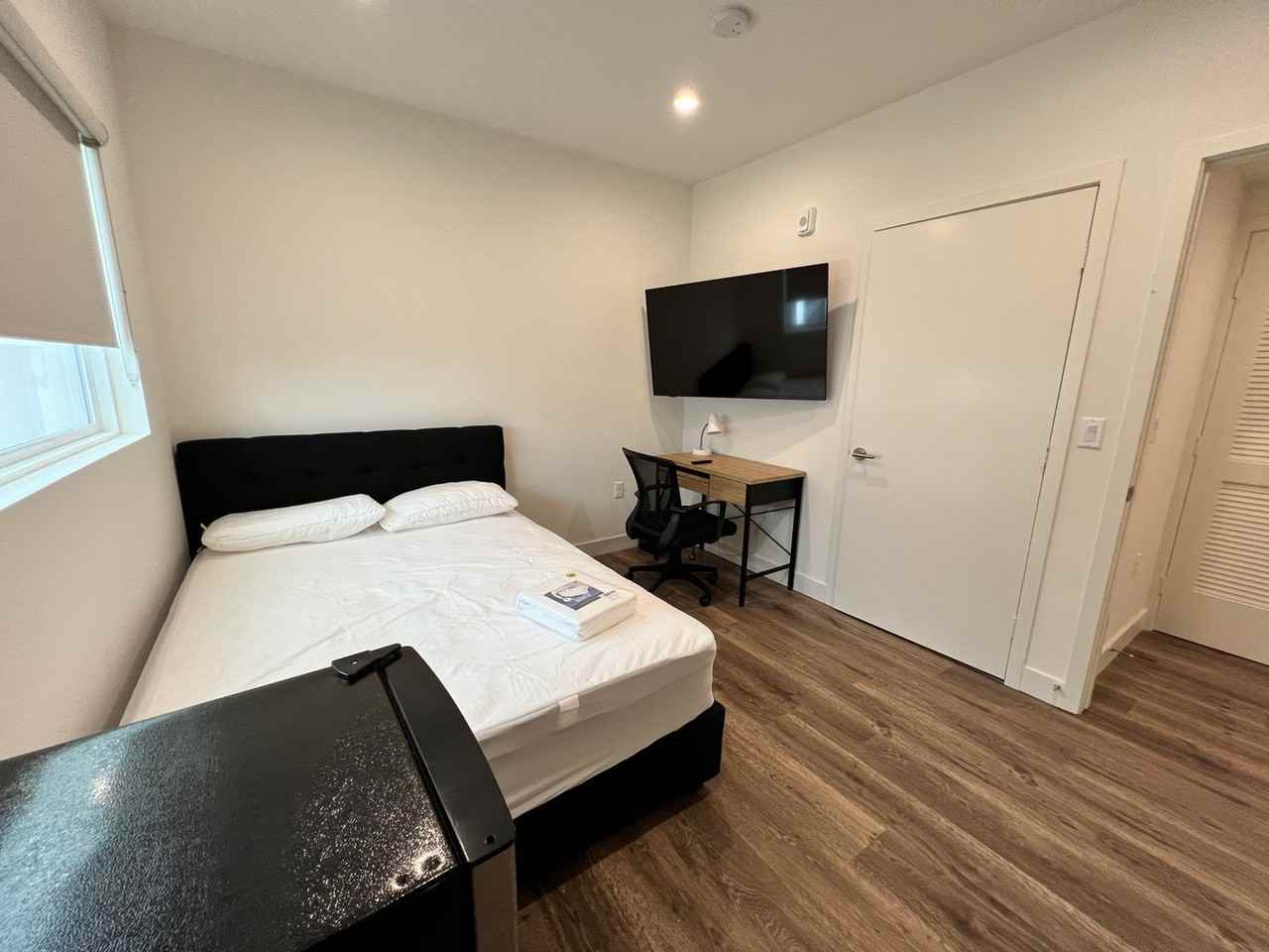 Ecco Selby - Photo 3 of 21