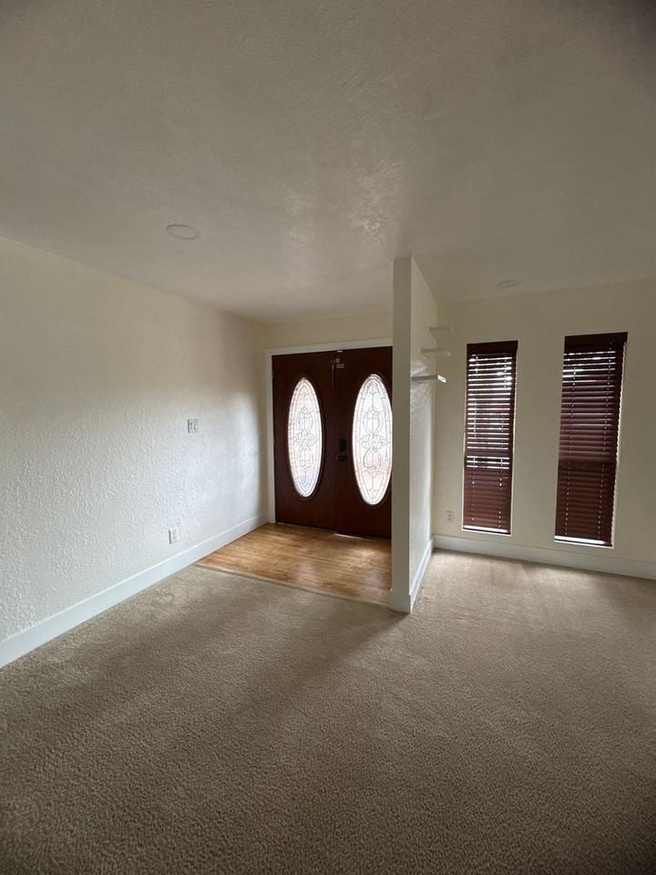 1317 Lexington Rd - Photo 7 of 43