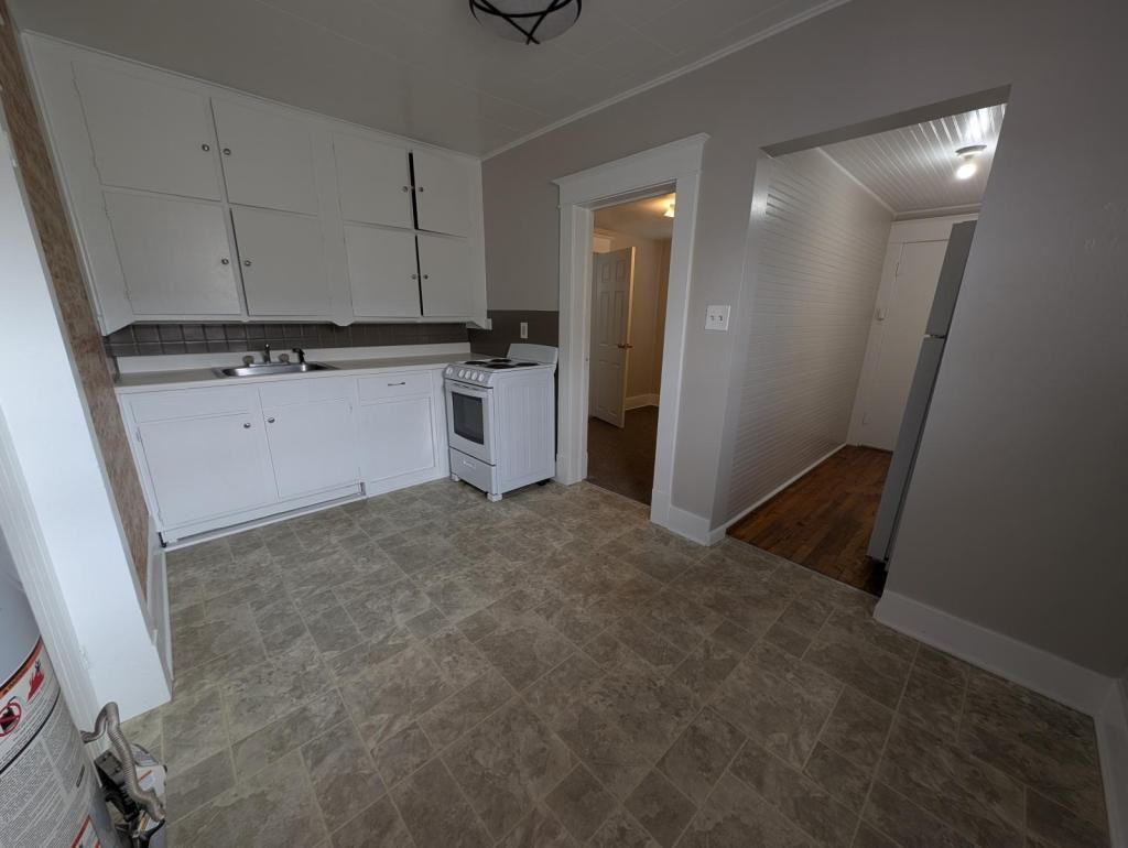 711 Elm St - Photo 3 of 8