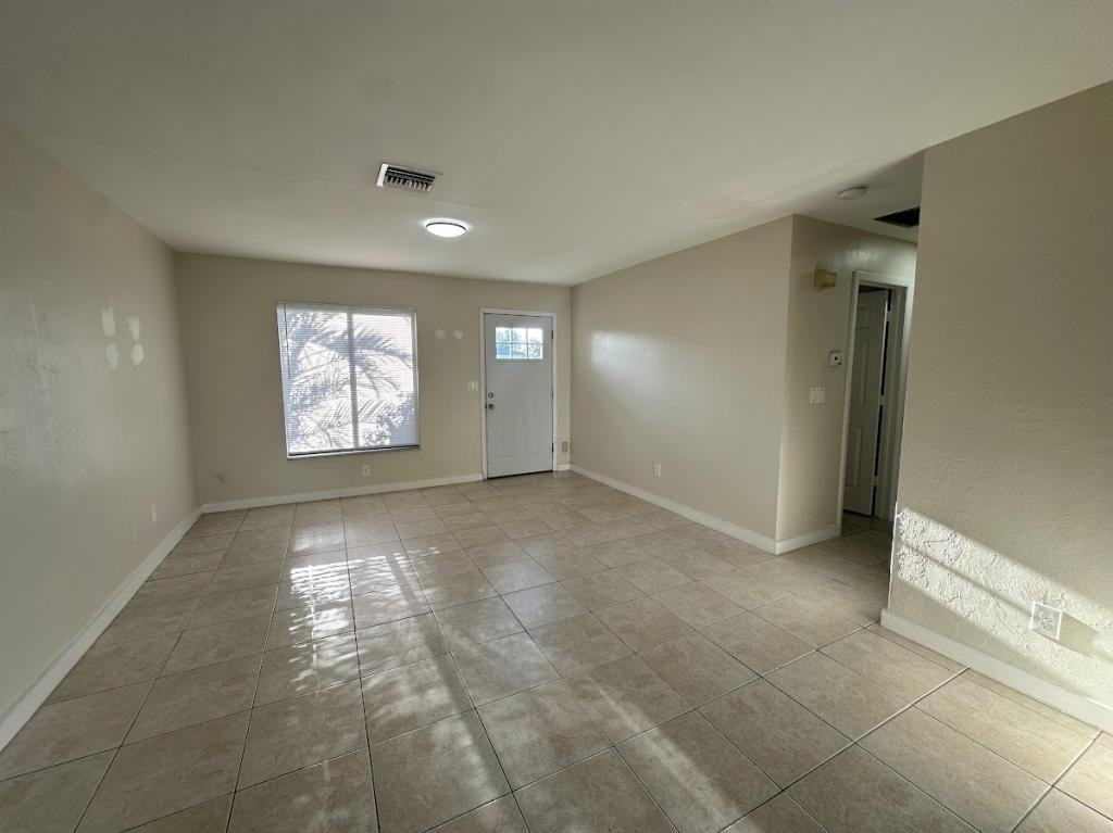 741 Ne 7th Pl - Photo 3 of 8