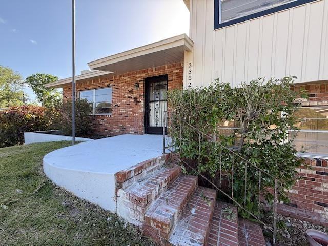 2352 Armour Ct - Photo 3 of 20