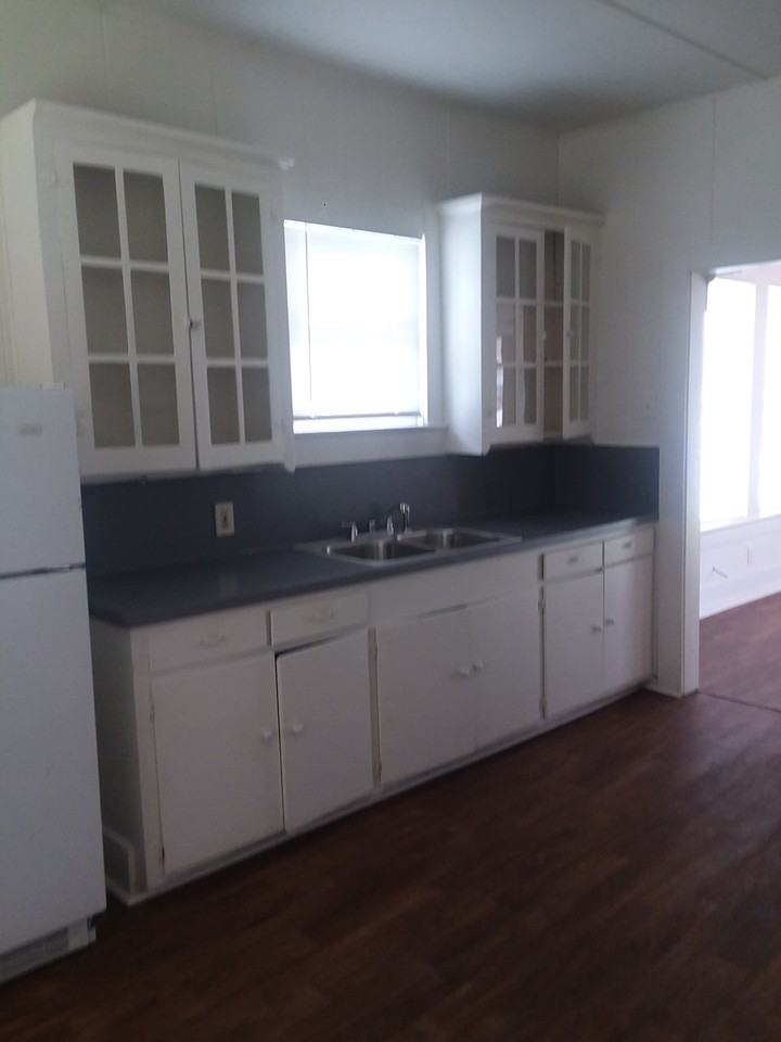 575 Campus St - Photo 2 of 5