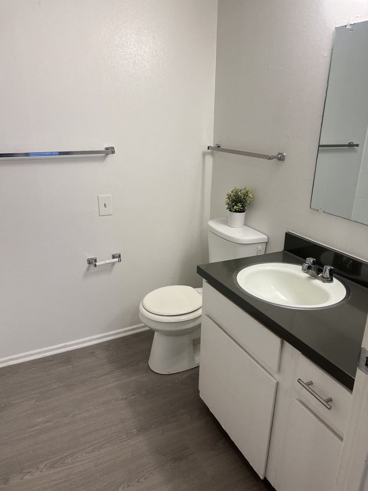 WALNUT MANOR SA APTS - Photo 3 of 5