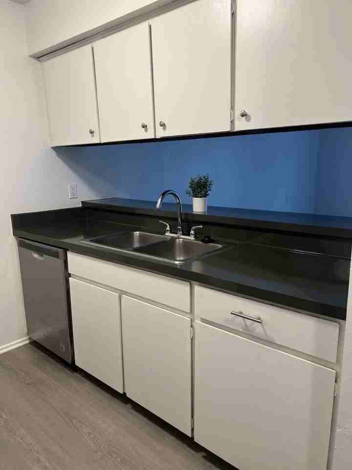 WALNUT MANOR SA APTS - Photo 4 of 5