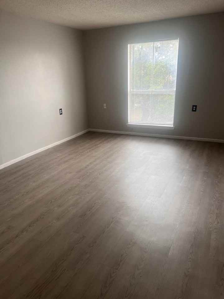 WALNUT MANOR SA APTS - Photo 5 of 5