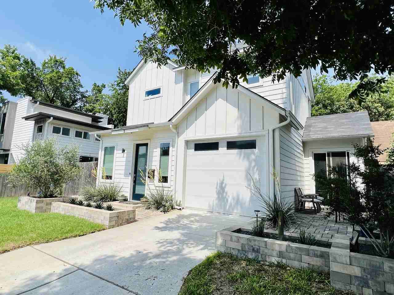 2911 E 4th St #2 - Photo 3 of 22