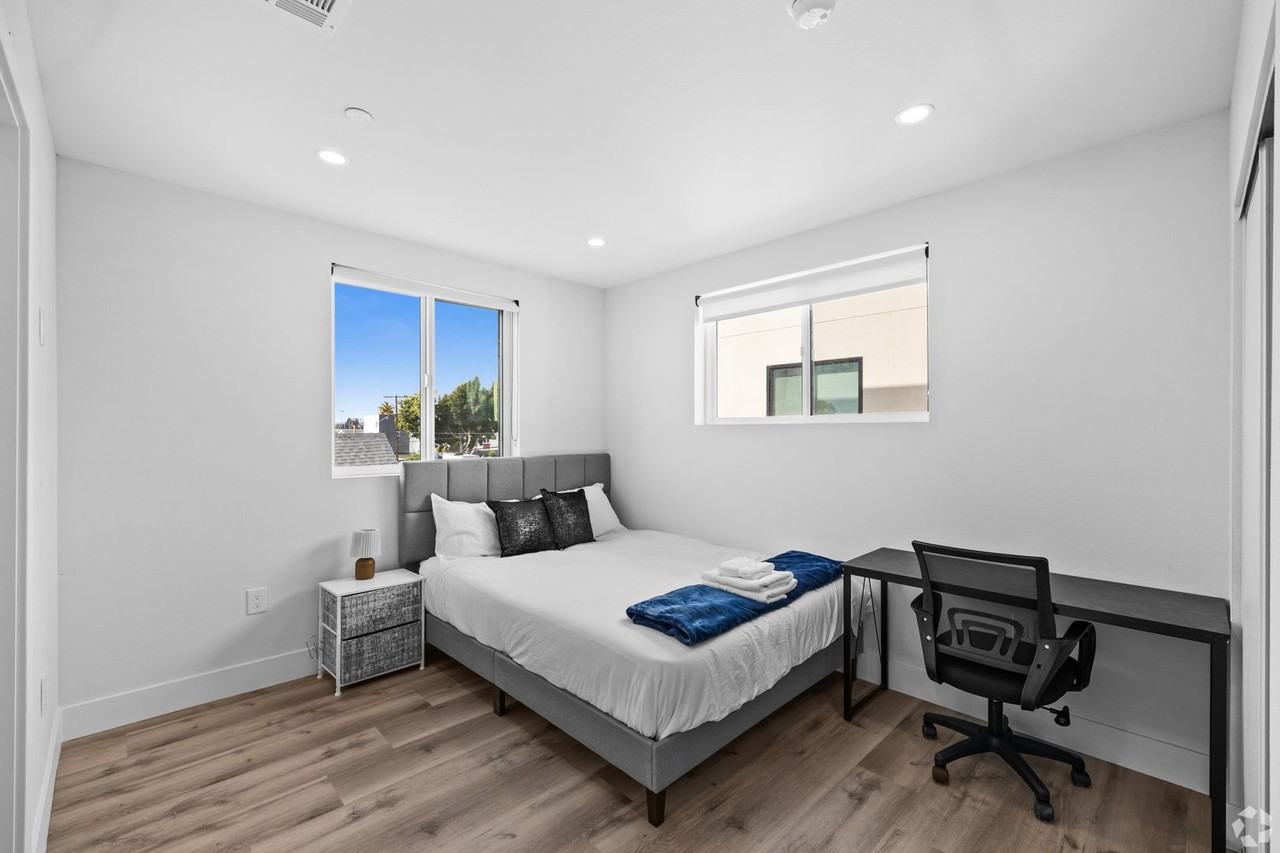 1171 W 37th Pl - Photo 2 of 4