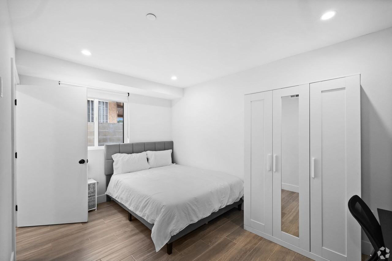 1171 W 37th Pl - Photo 3 of 4