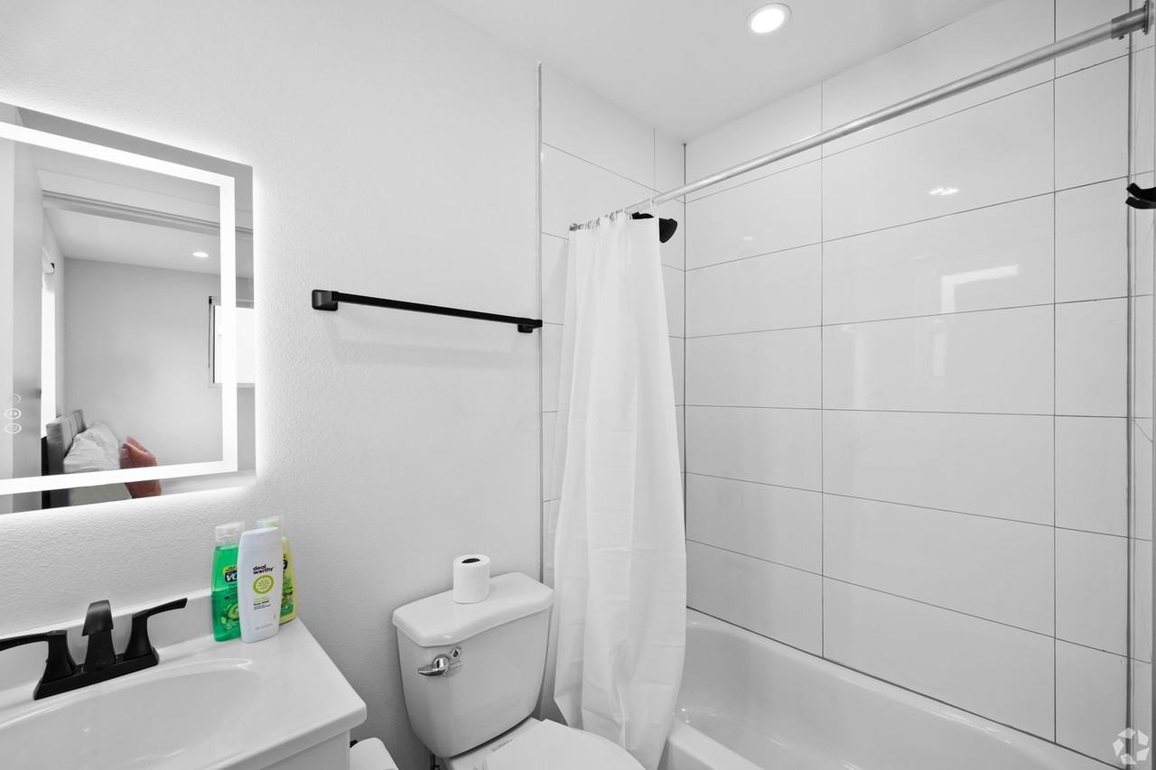 1171 W 37th Pl - Photo 4 of 4