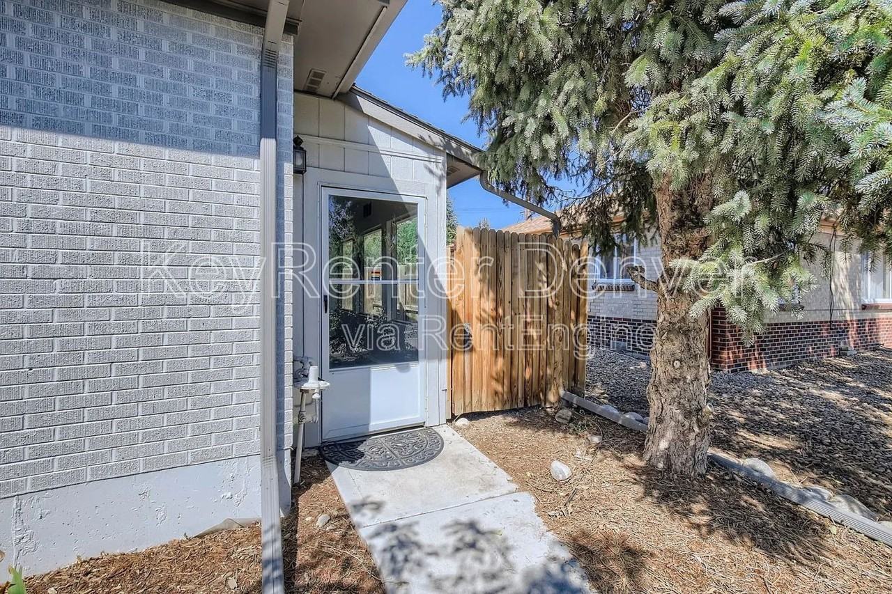 5327 Independence St #B - Photo 3 of 29