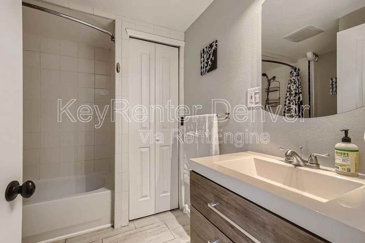 5327 Independence St #B - Photo 6 of 29