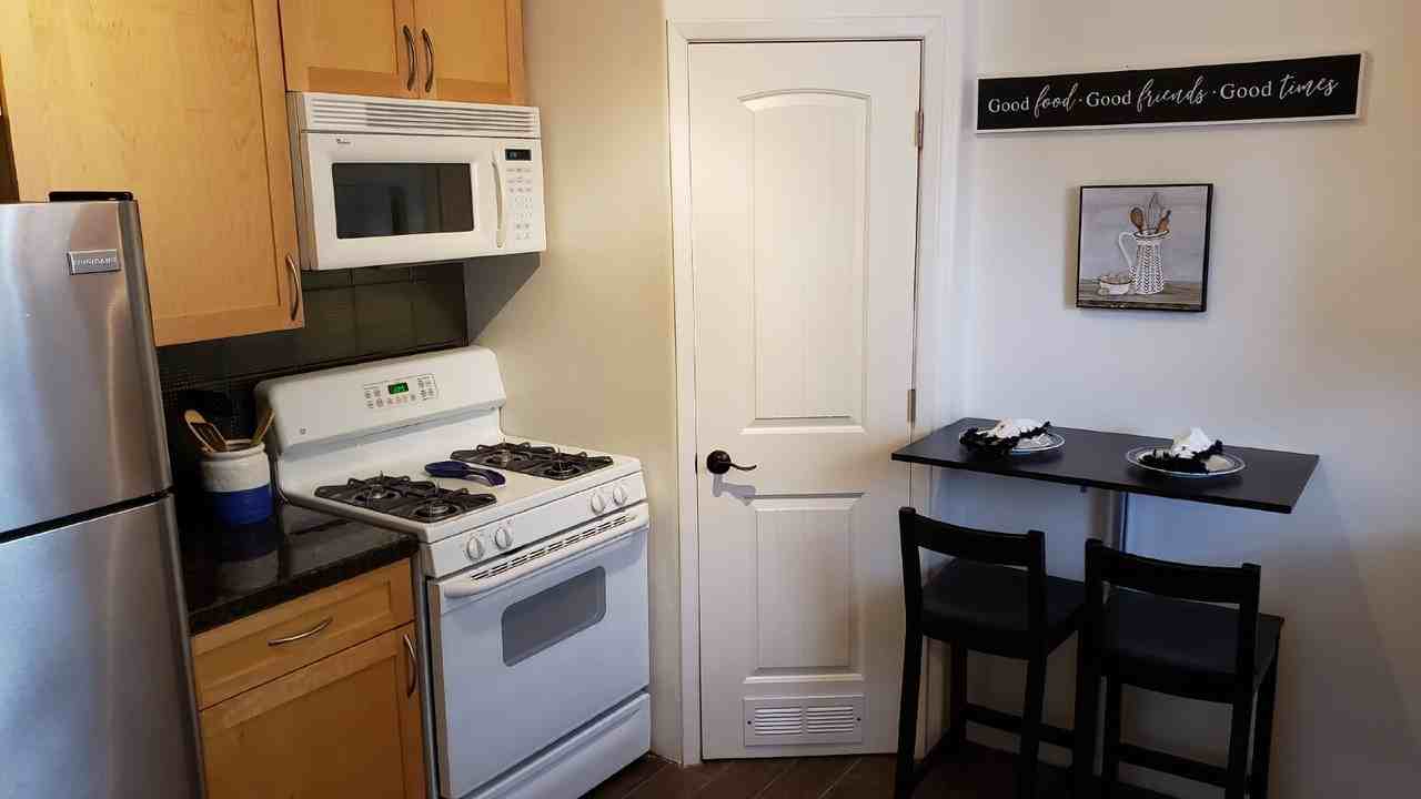 1339 E 8th St - Photo 4 of 25