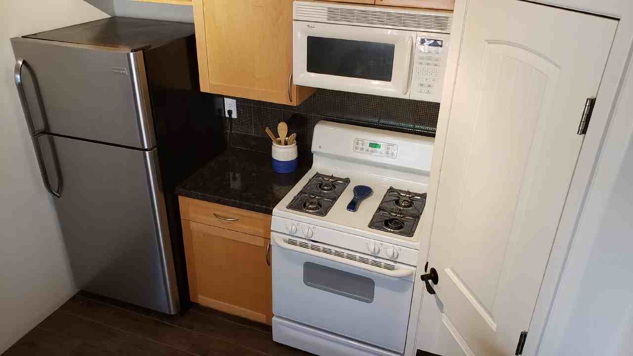1339 E 8th St - Photo 5 of 25