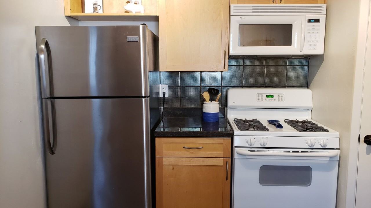 1339 E 8th St - Photo 6 of 25
