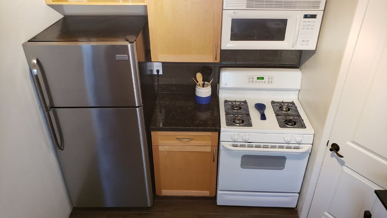 1339 E 8th St - Photo 7 of 25