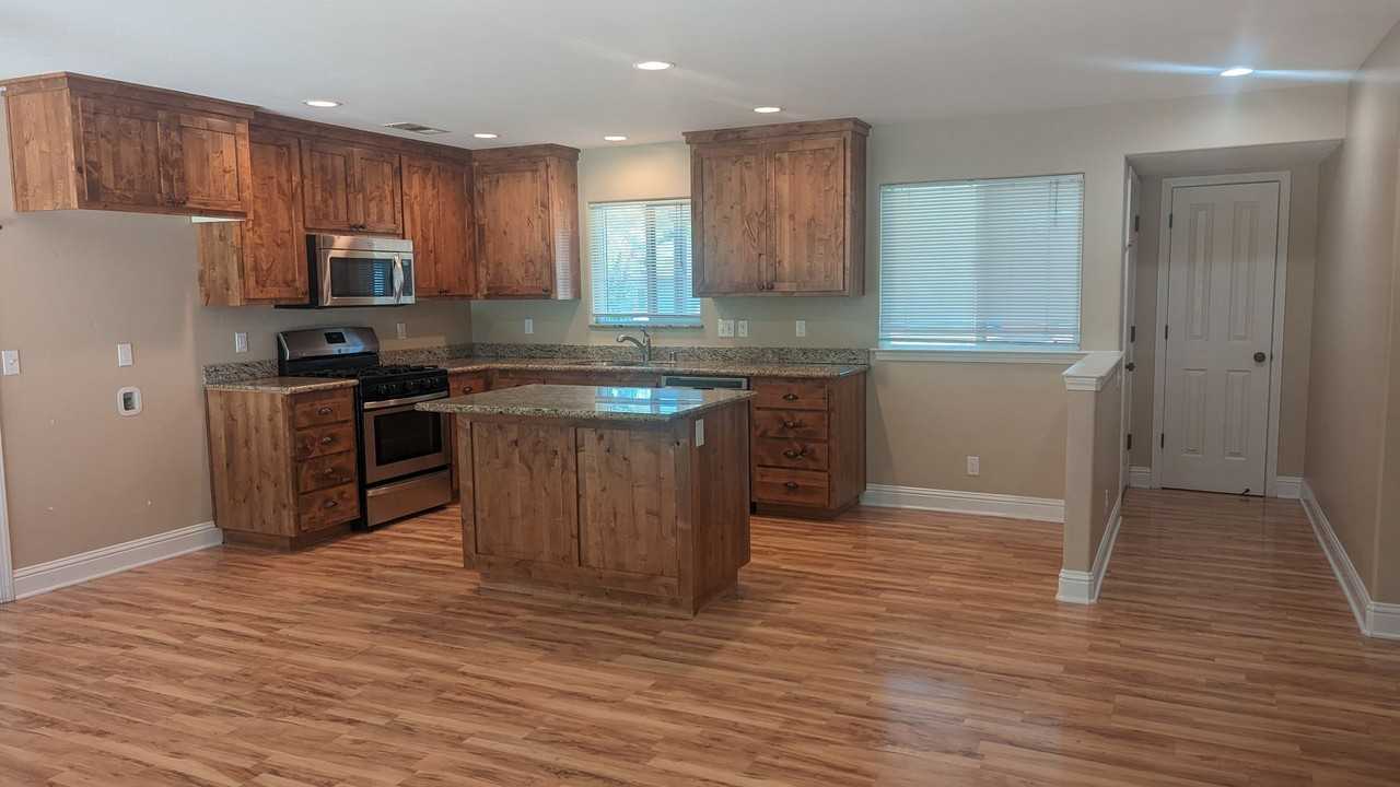 246 Manzanita Ave - Photo 3 of 12