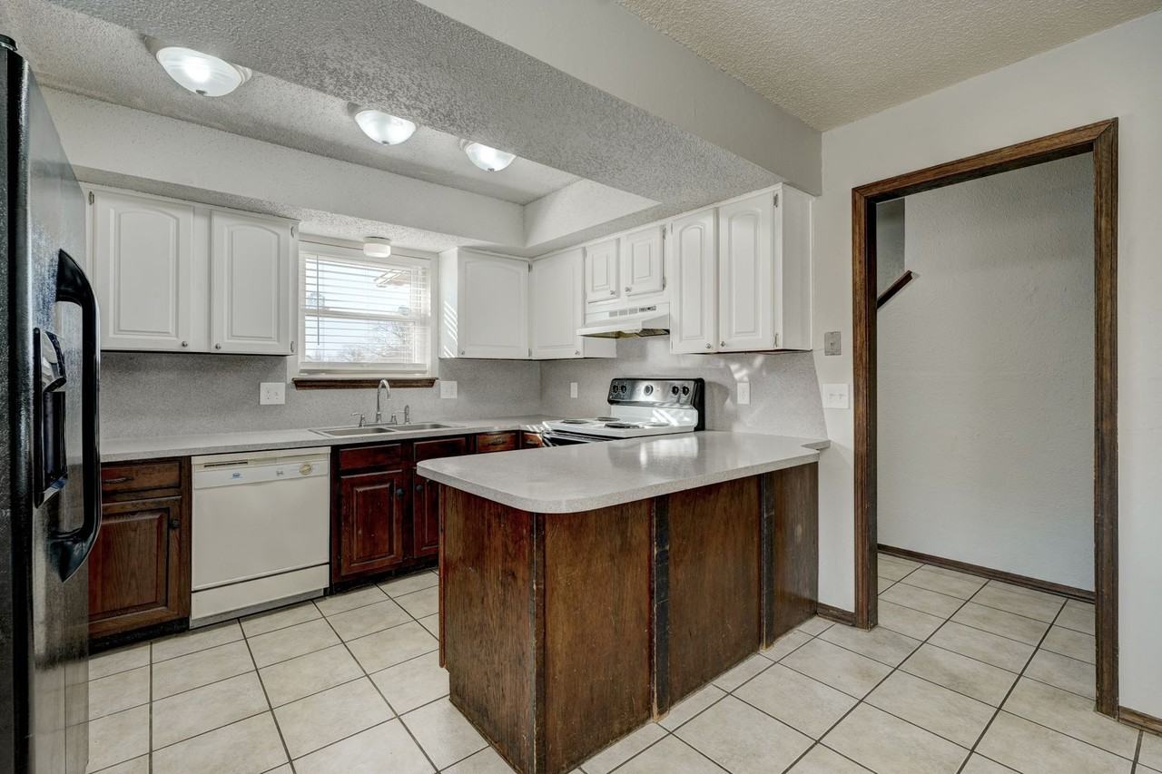 805 Cherrywood Ln - Photo 3 of 9