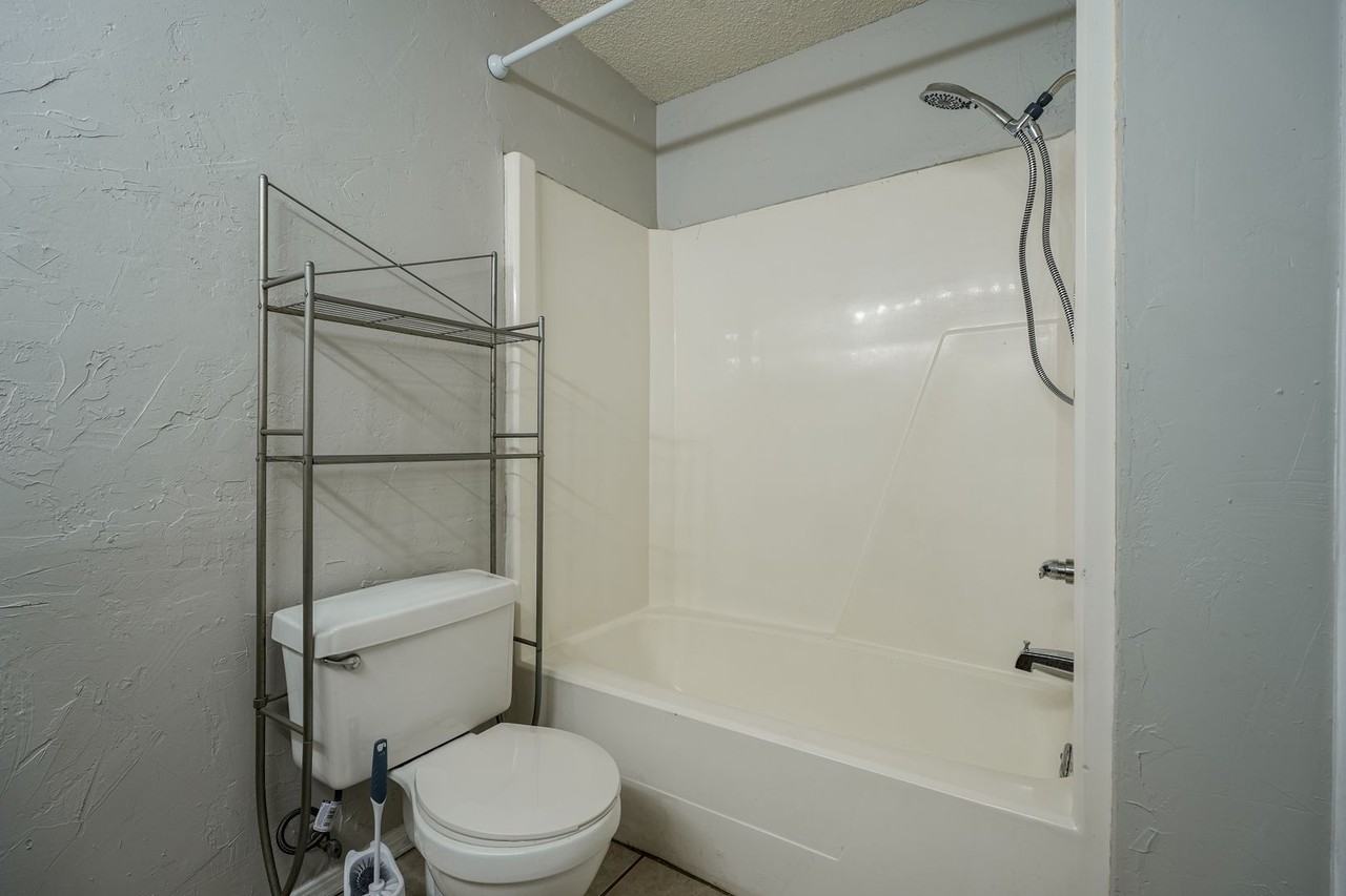 805 Cherrywood Ln - Photo 5 of 9