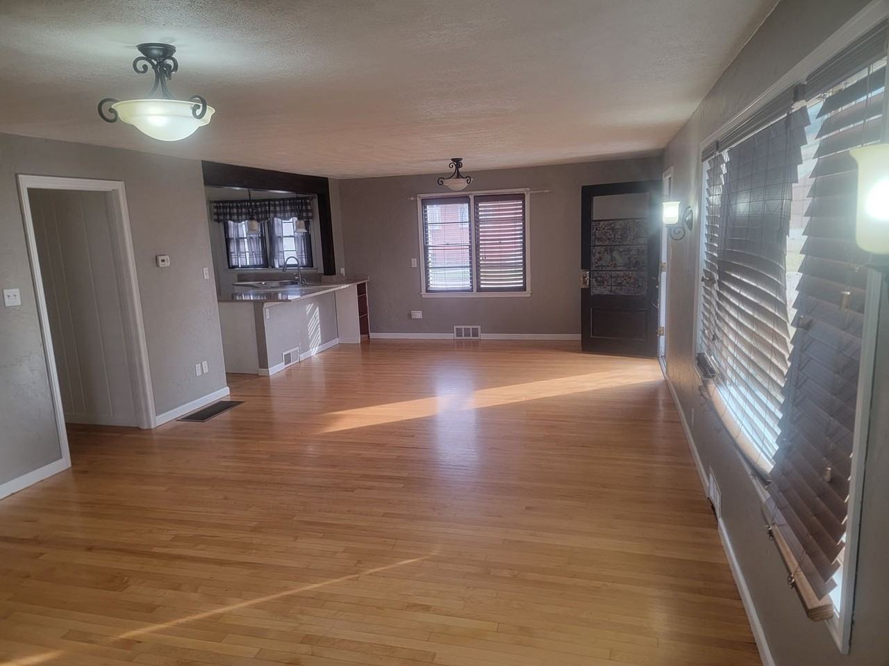 1305 Lewis St - Photo 3 of 12