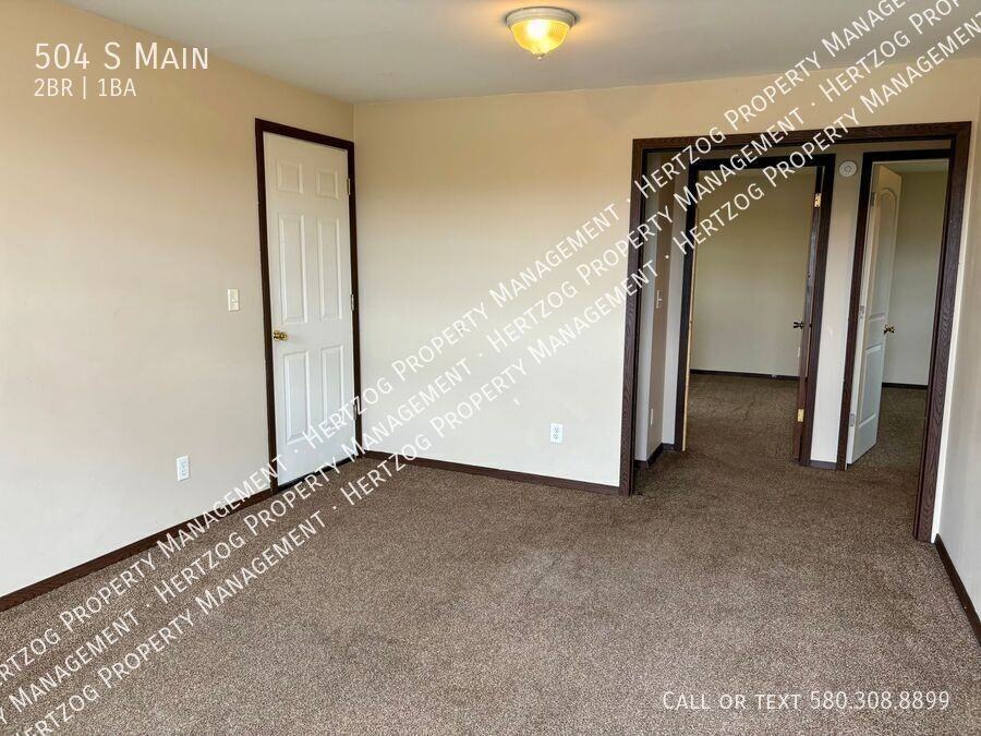 504 S Main St - Photo 2 of 18