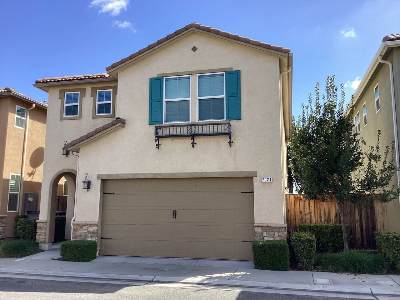 7024 N Harmony Dr - Photo 2 of 26