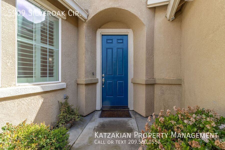 5909 Silveroak Cir - Photo 2 of 44