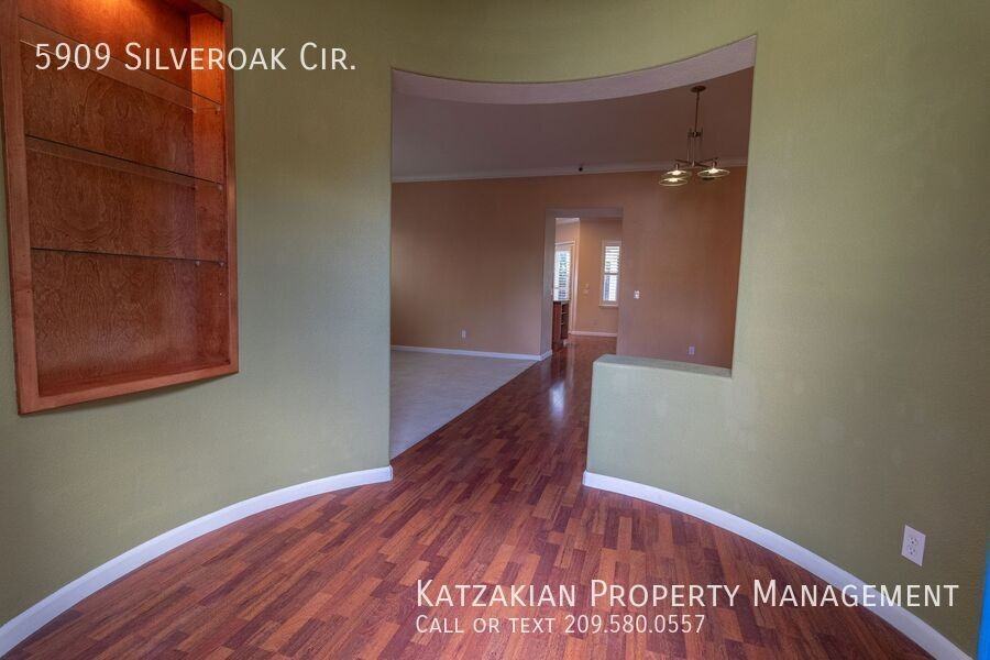 5909 Silveroak Cir - Photo 3 of 44