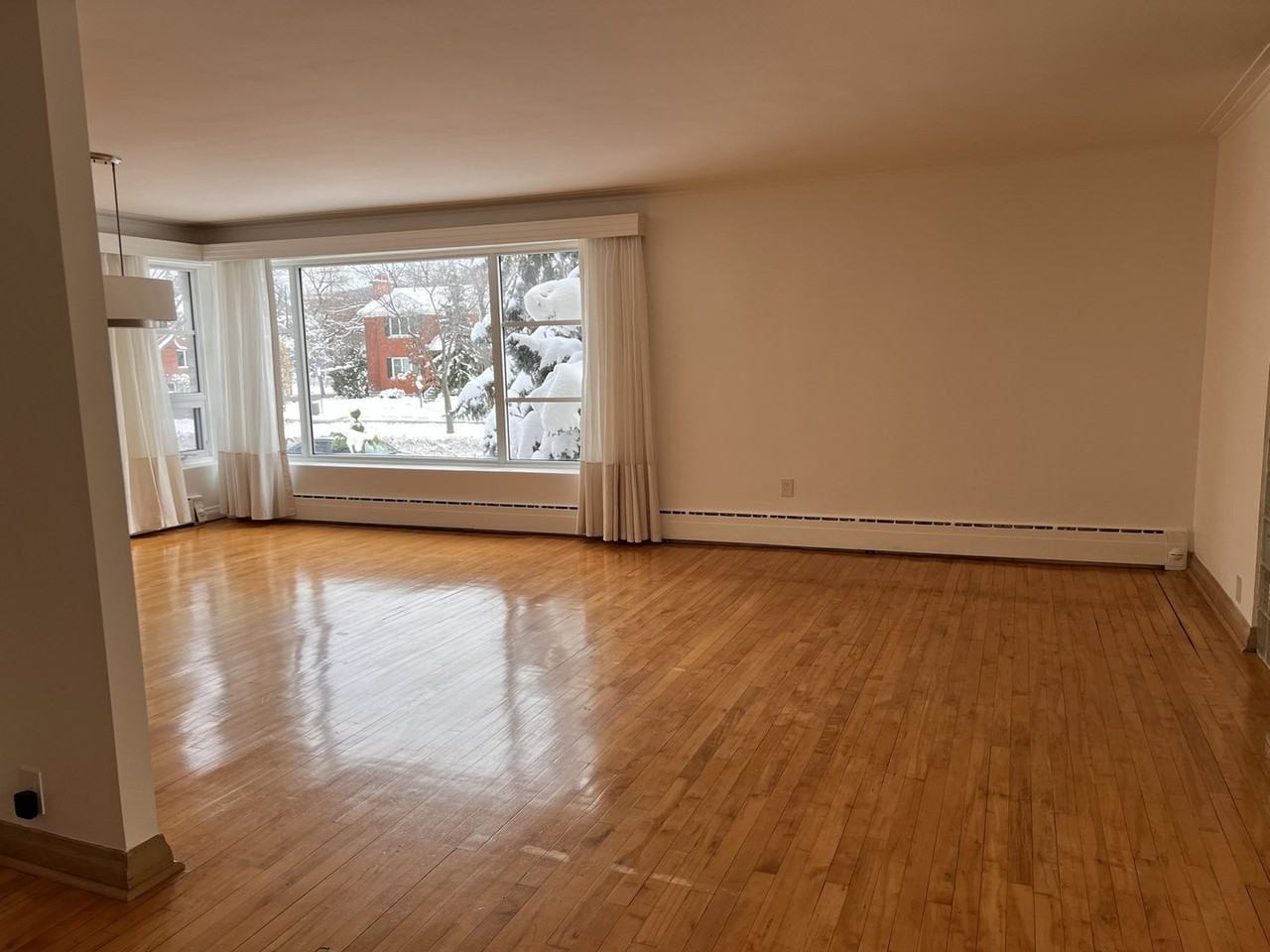 683 Boul Graham - Photo 2 of 19