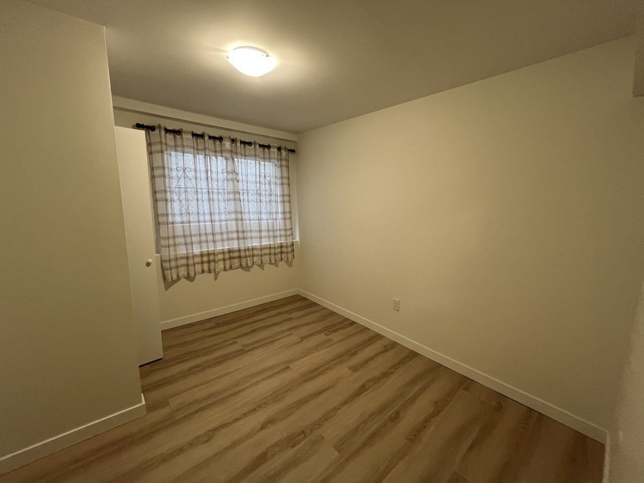 566 Prior St Bsmt #BS - Photo 7 of 8