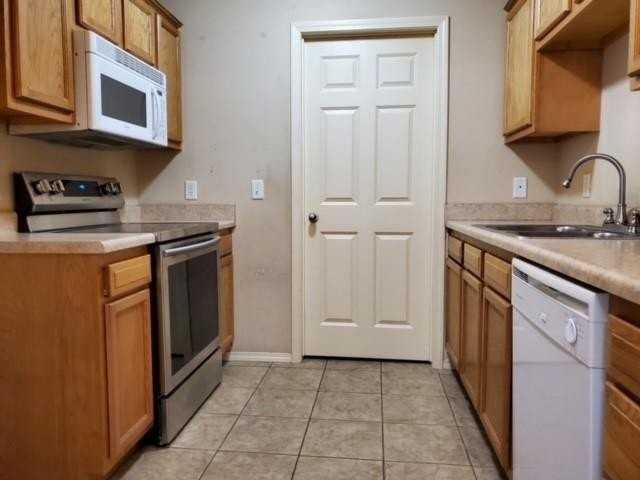 6204 Sw Meadow Well Ave - Photo 3 of 15