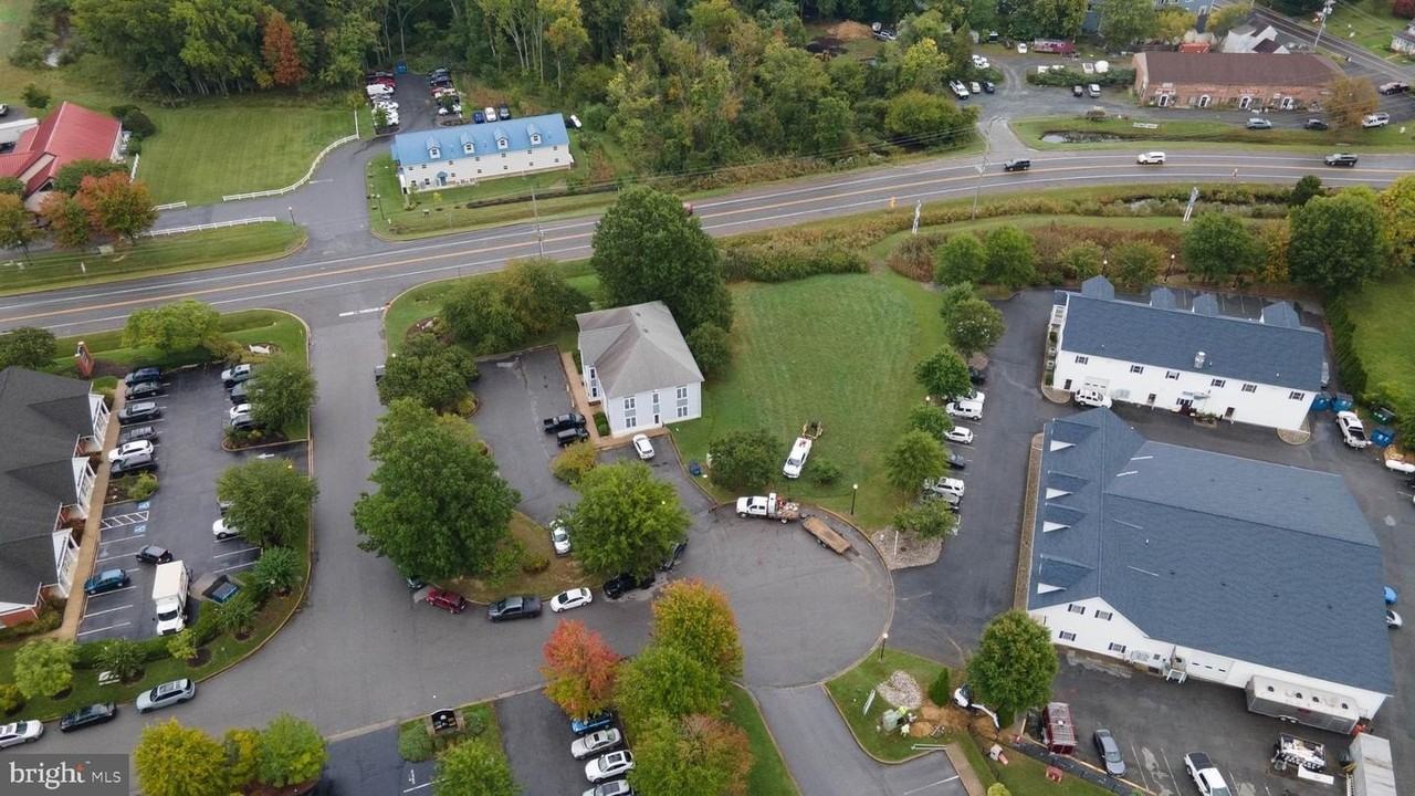 102 Saint Claire Pl - Photo 3 of 47